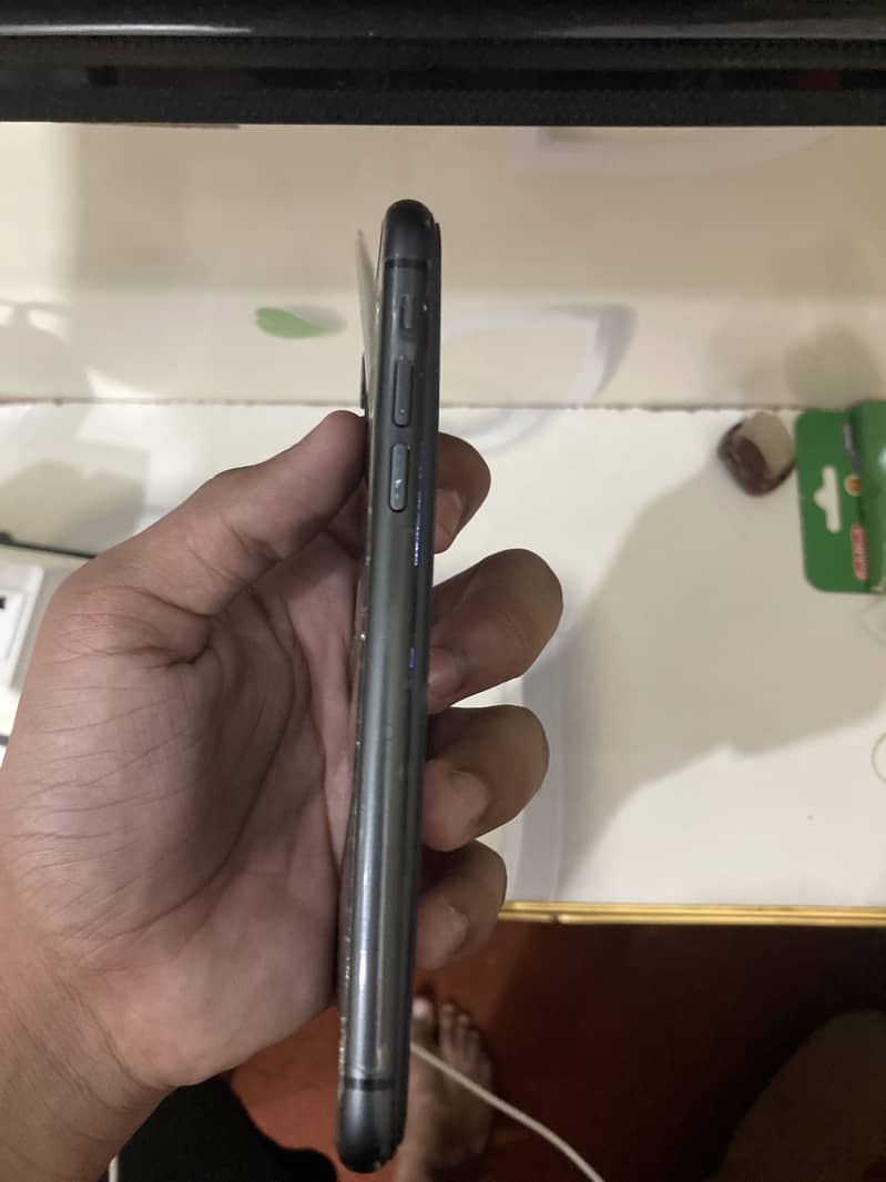 Apple iPhone 11 4