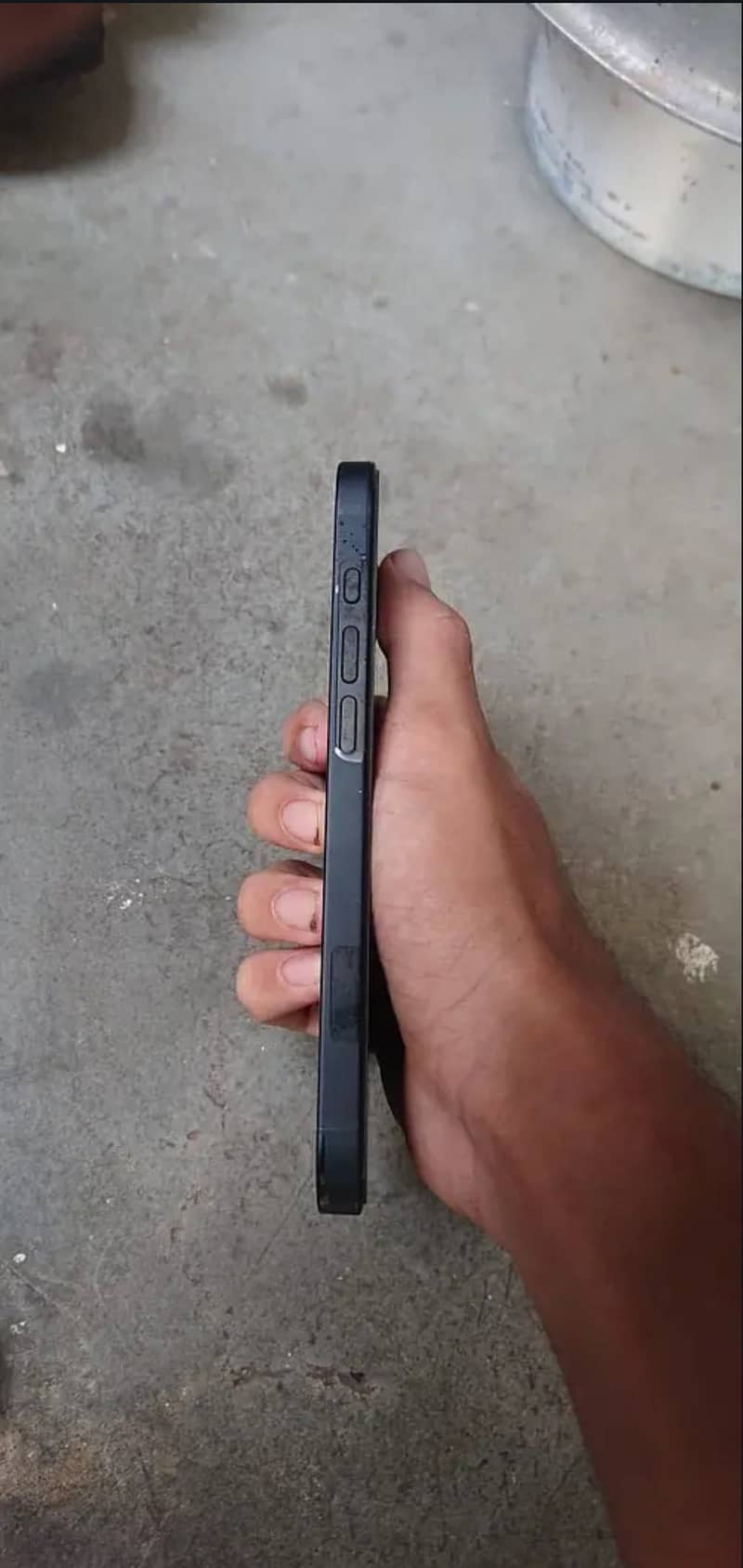 Apple iPhone 16e 1