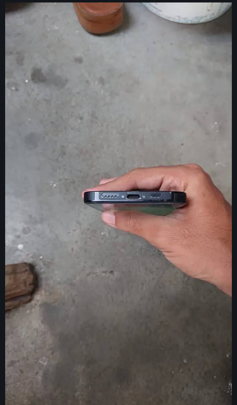Apple iPhone 16e 3