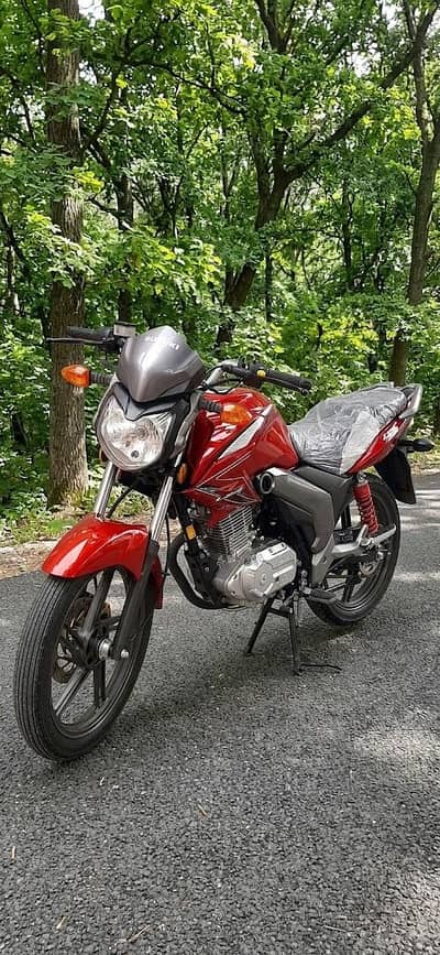SUZUKI GSX125 RED 2025 (2200km used only)