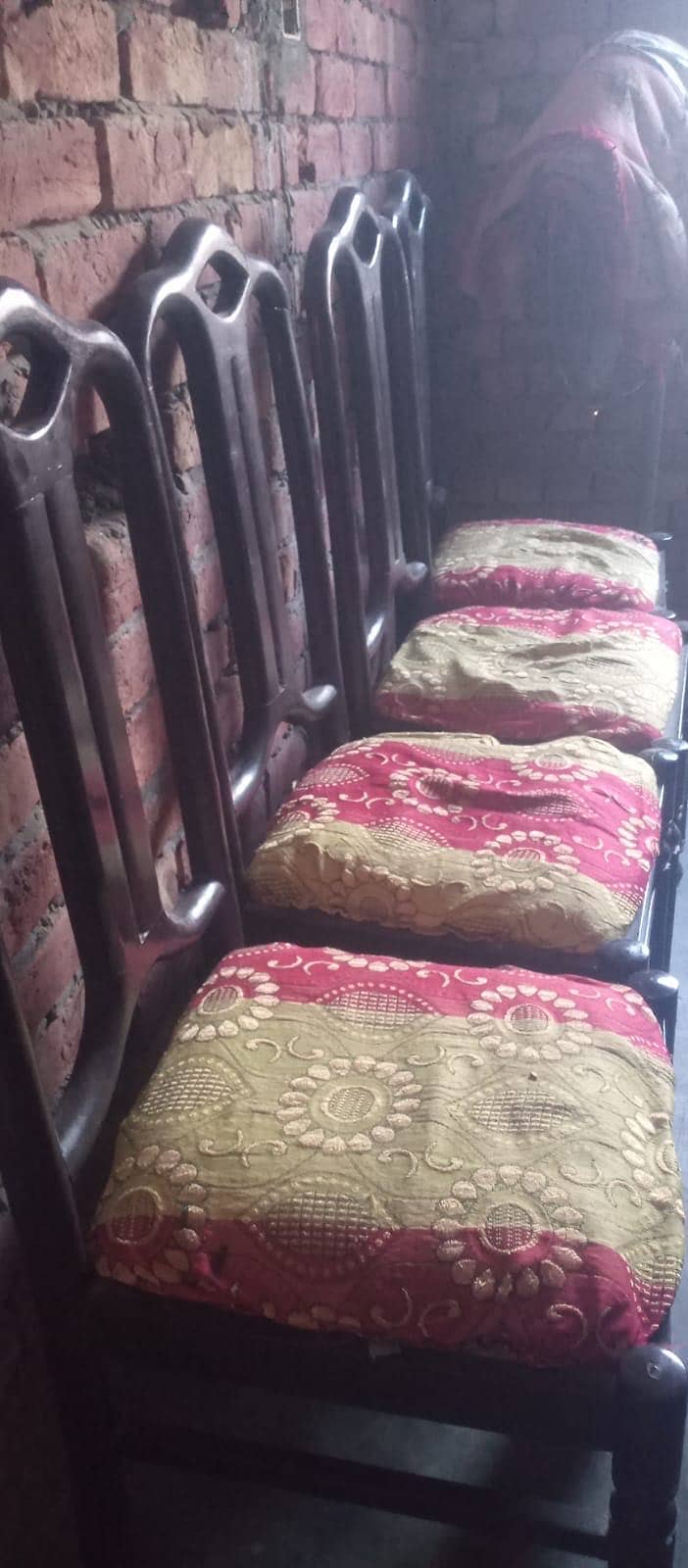 Chairs with Table 0