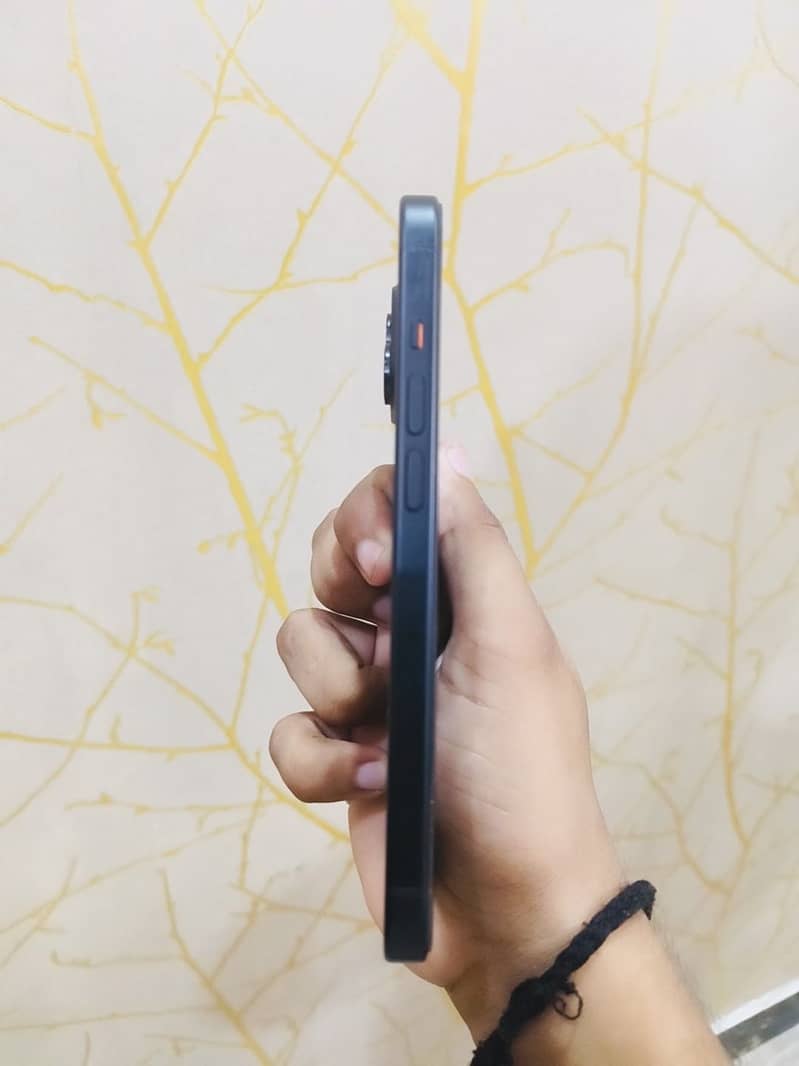 Apple iPhone 15 4