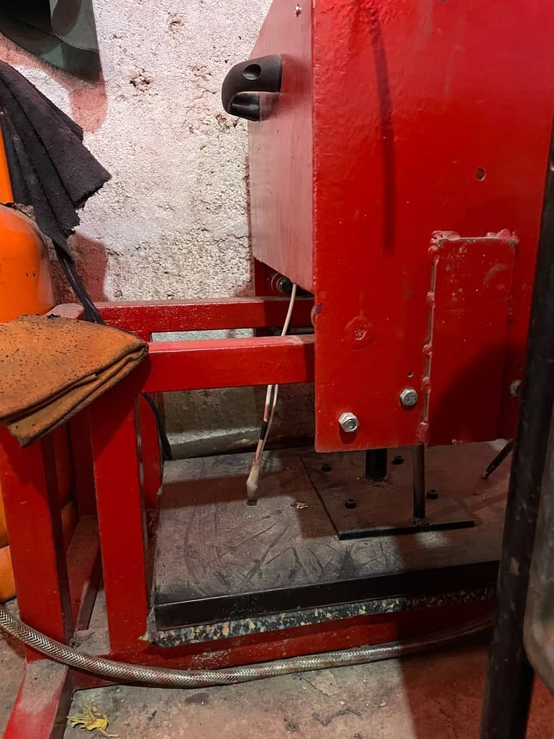 Automatic Press machine available 0