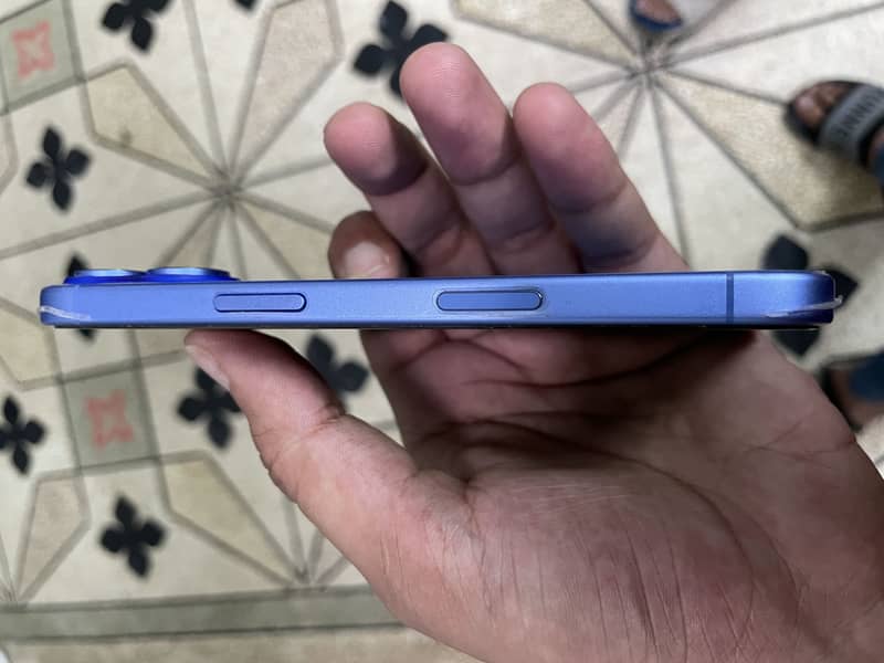 Apple iPhone 16 5