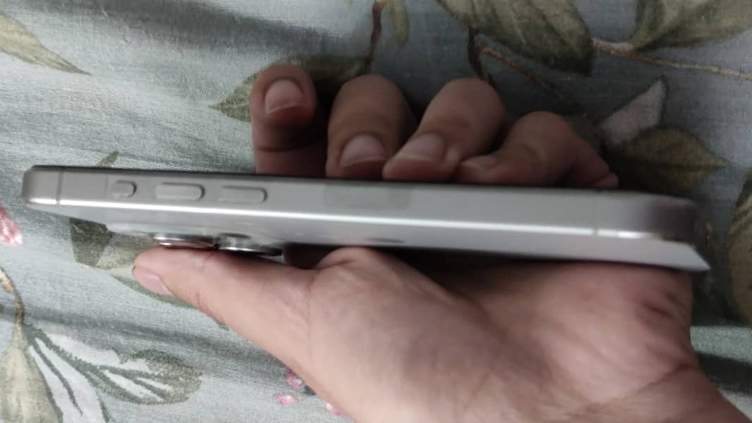 Apple iPhone 15 Pro 3