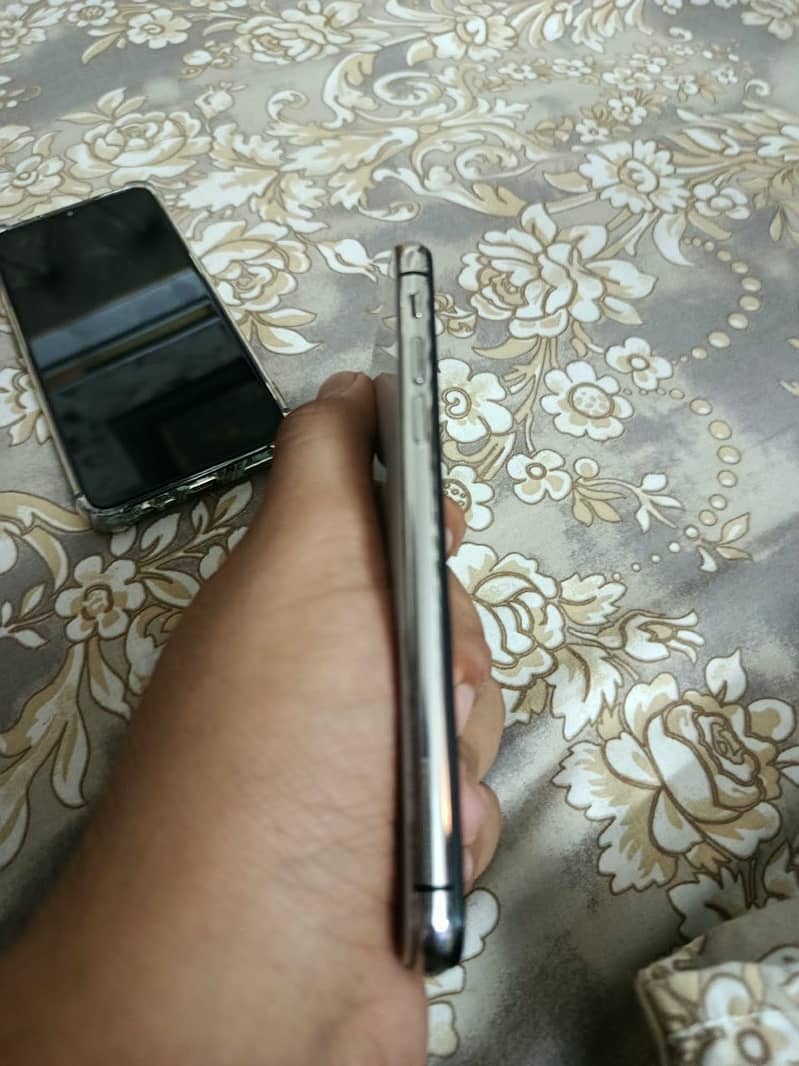 Apple iPhone X 4