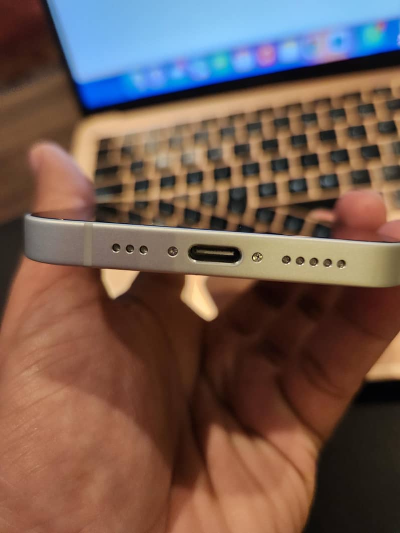 Apple iPhone 17e 3