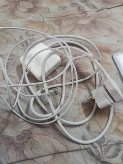 APPLE MACKBOOK AIR 13 INCH (128 GB SSD / 4GB RAM LUSH CONDITION