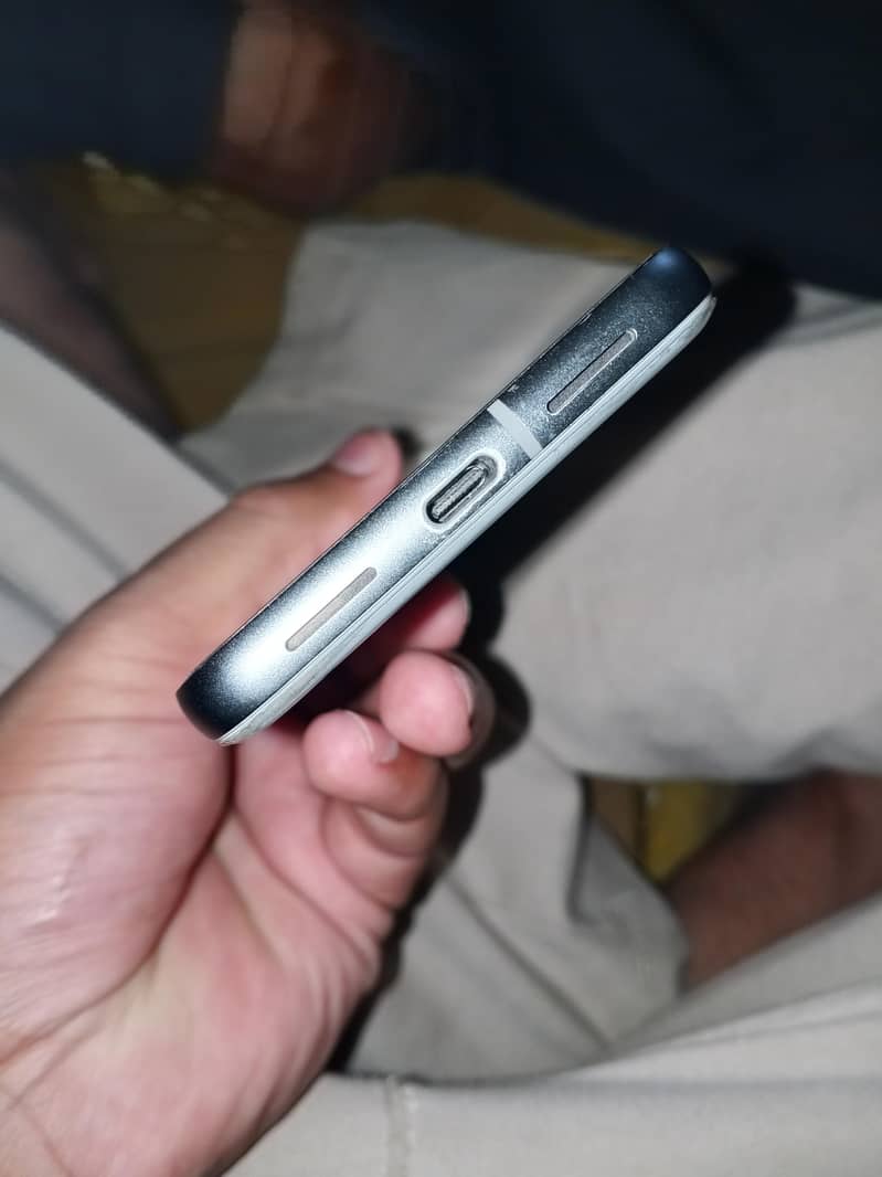 Google Pixel 8 4