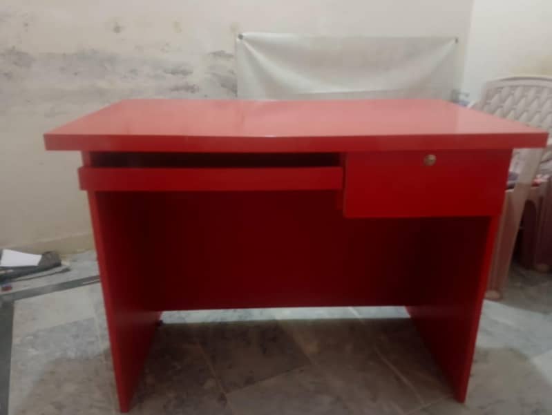 Computer Table – Excellent Condition 1