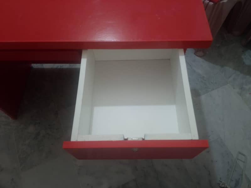Computer Table – Excellent Condition 3