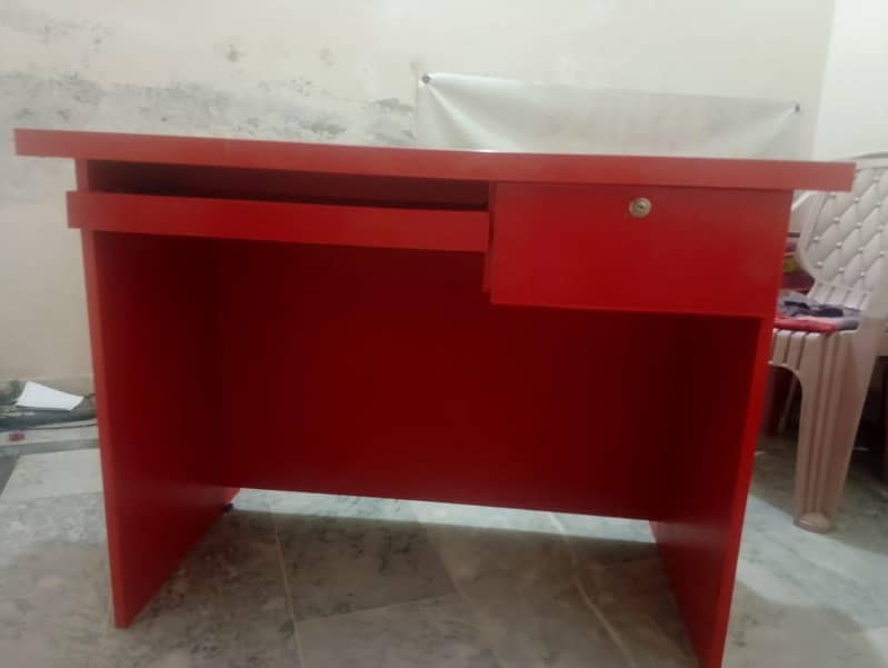 Computer Table – Excellent Condition 5