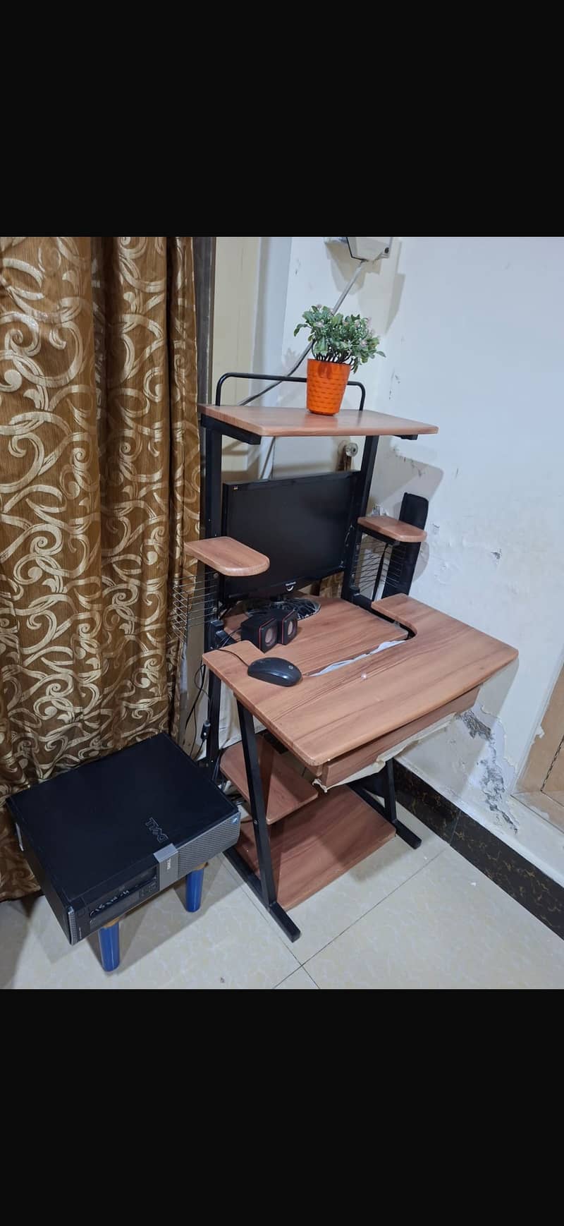 Computer with trolly 1