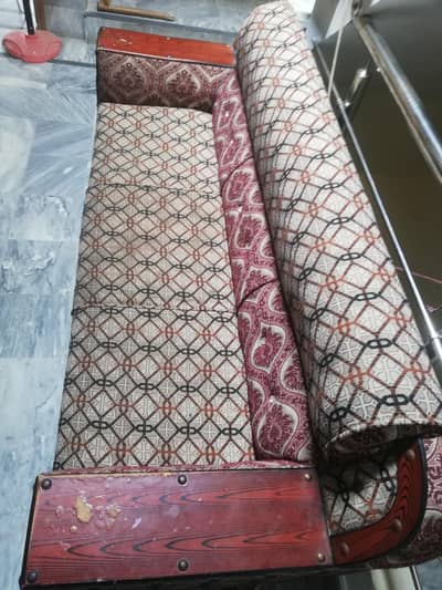 5. seater sofa with 1. able and 2. tarpies condition 9/10 kam use kia