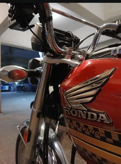 Honda 125 SE Gold