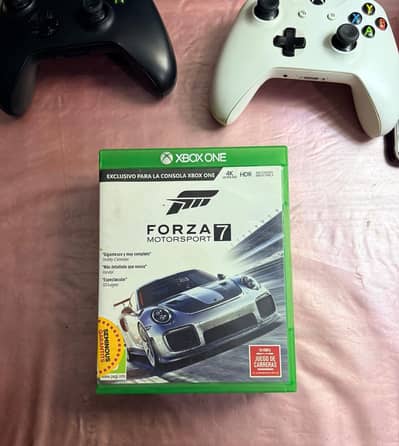 1TB XBOX ONE S + 2 CONTROLLERS + 6 BLOCKBUSTER GAMES