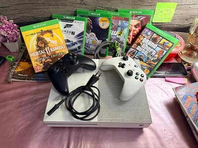 1TB XBOX ONE S + 2 CONTROLLERS + 6 BLOCKBUSTER GAMES