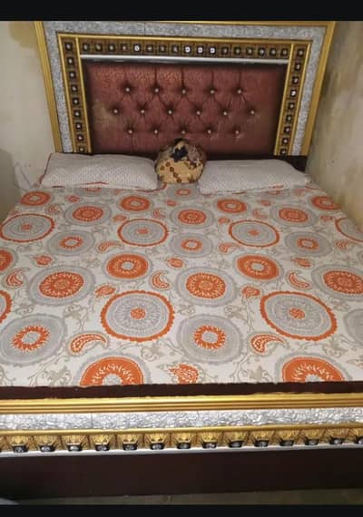 new design king  bed set condion good