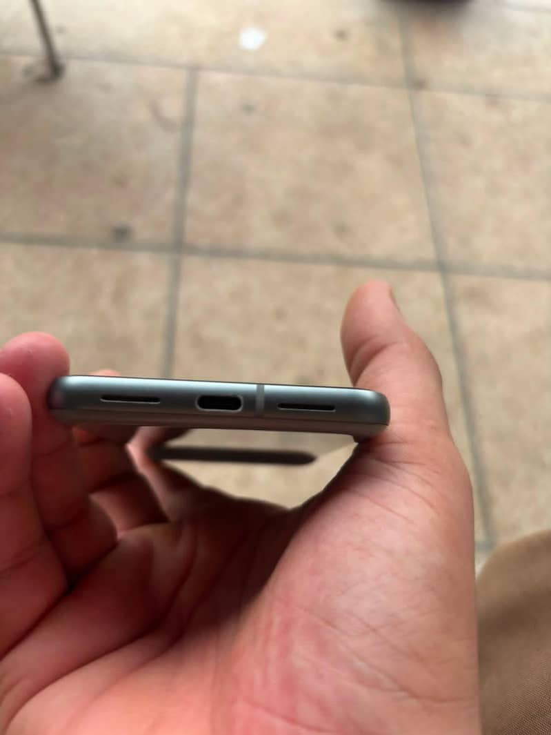 Google Pixel 8 4