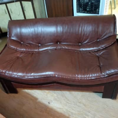 sofa 4 urgent sale 85000 ka liya tha 25 main sale kr rha hun