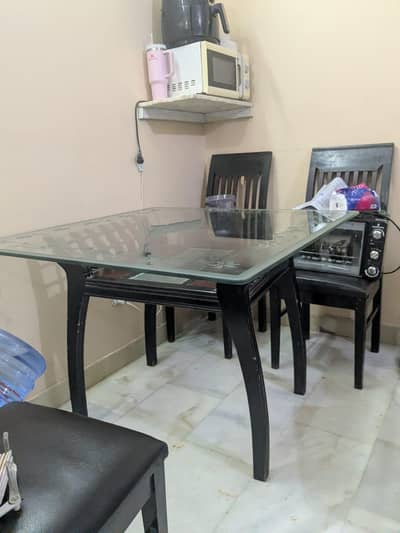 Dining tab le with 4 chairs