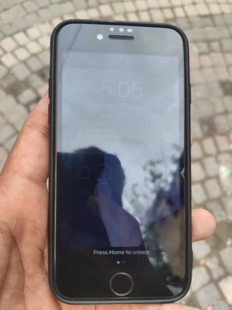 Apple iPhone 7 0