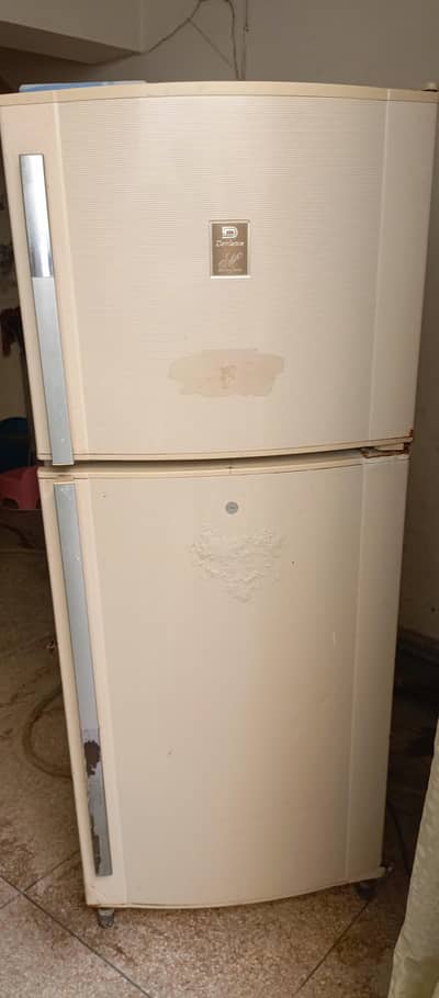 dead fridge. compressor khrab ho gya h. baki body smny h