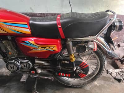 Honda 125 red colour