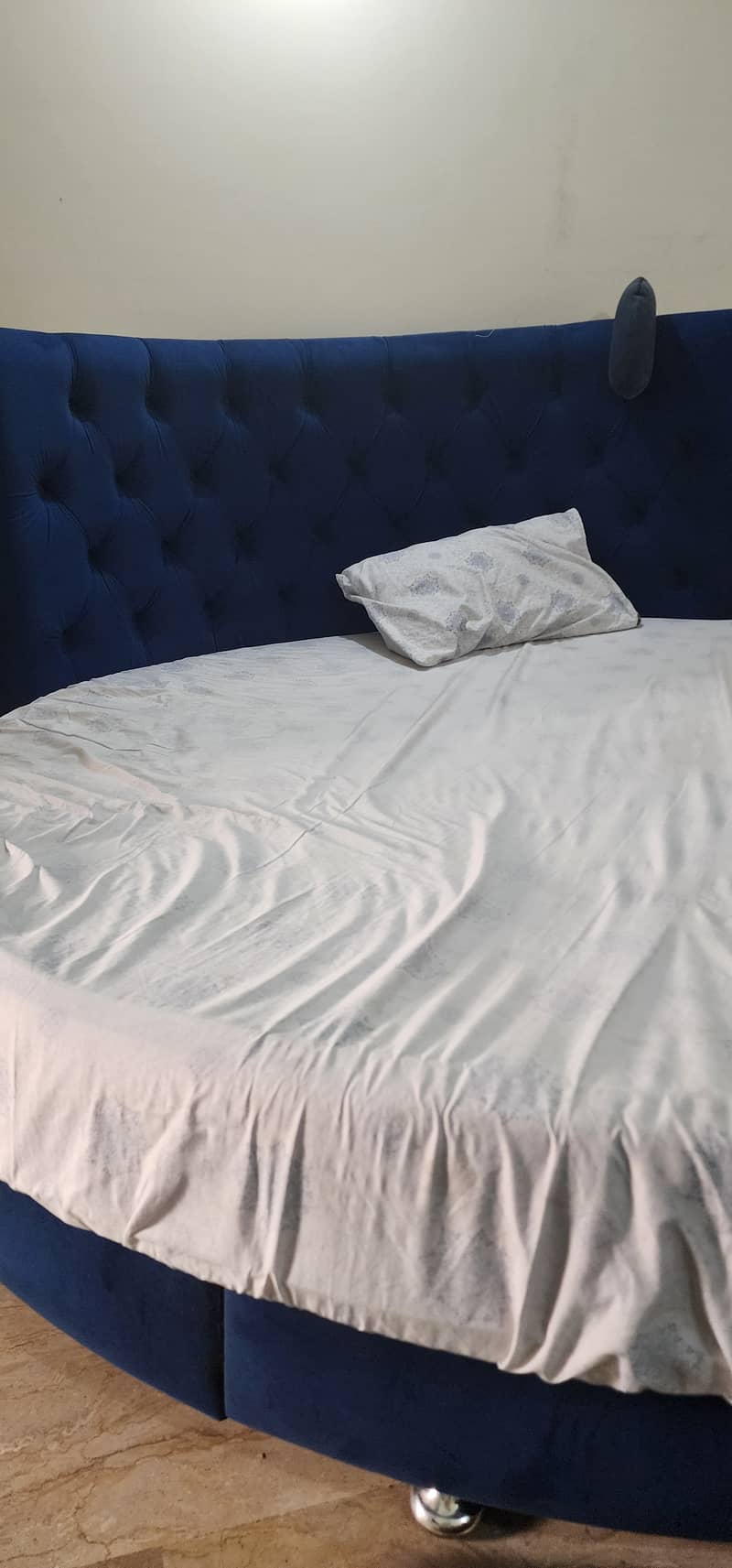 Round bed 1