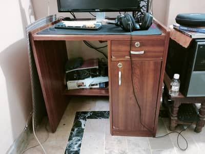 Computer table for urgent sale! price can be negotiable!