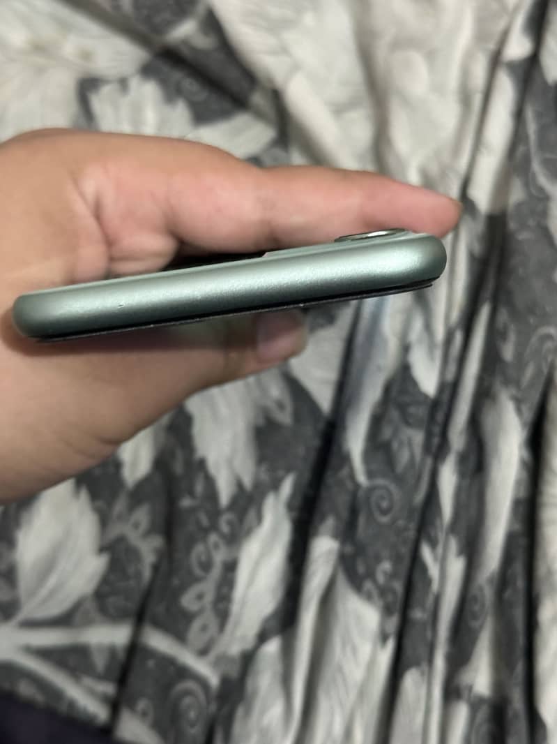 Apple iPhone 11 4