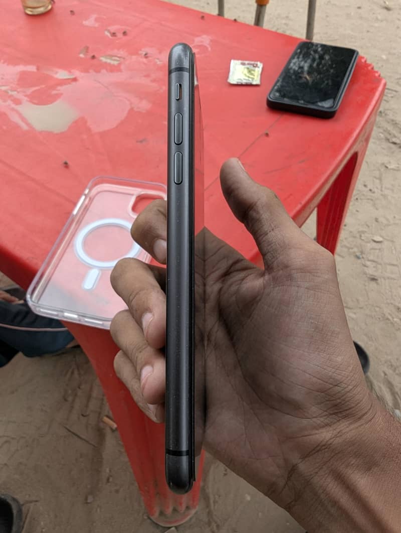 Apple iPhone 11 4