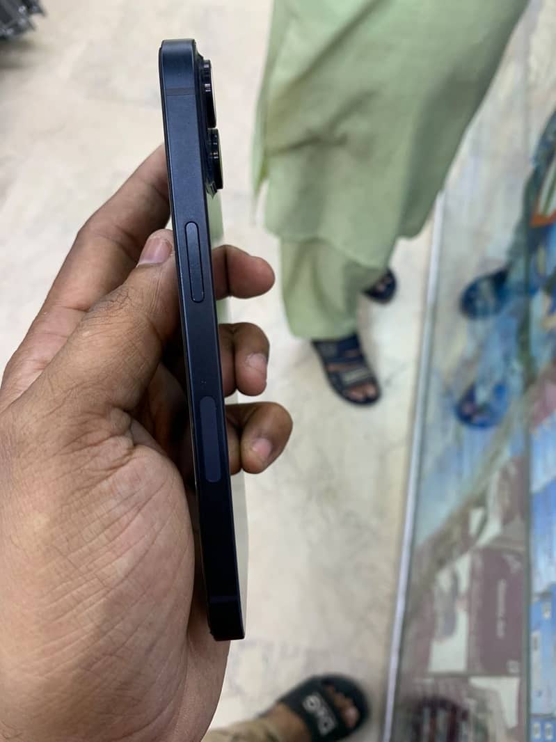 Apple iPhone 13 8