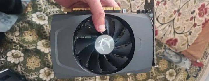 RTX 4060 ( 8GB )