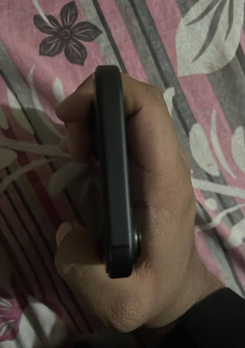 Apple iPhone 16 2