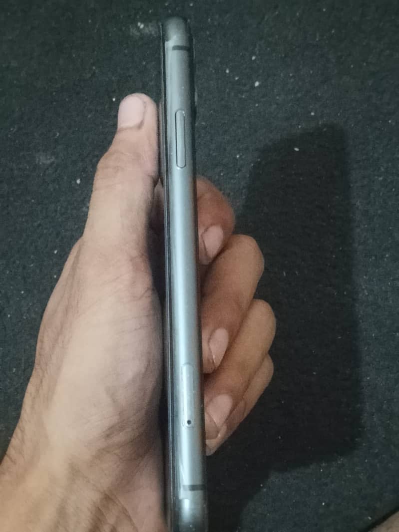 Apple iPhone 11 4