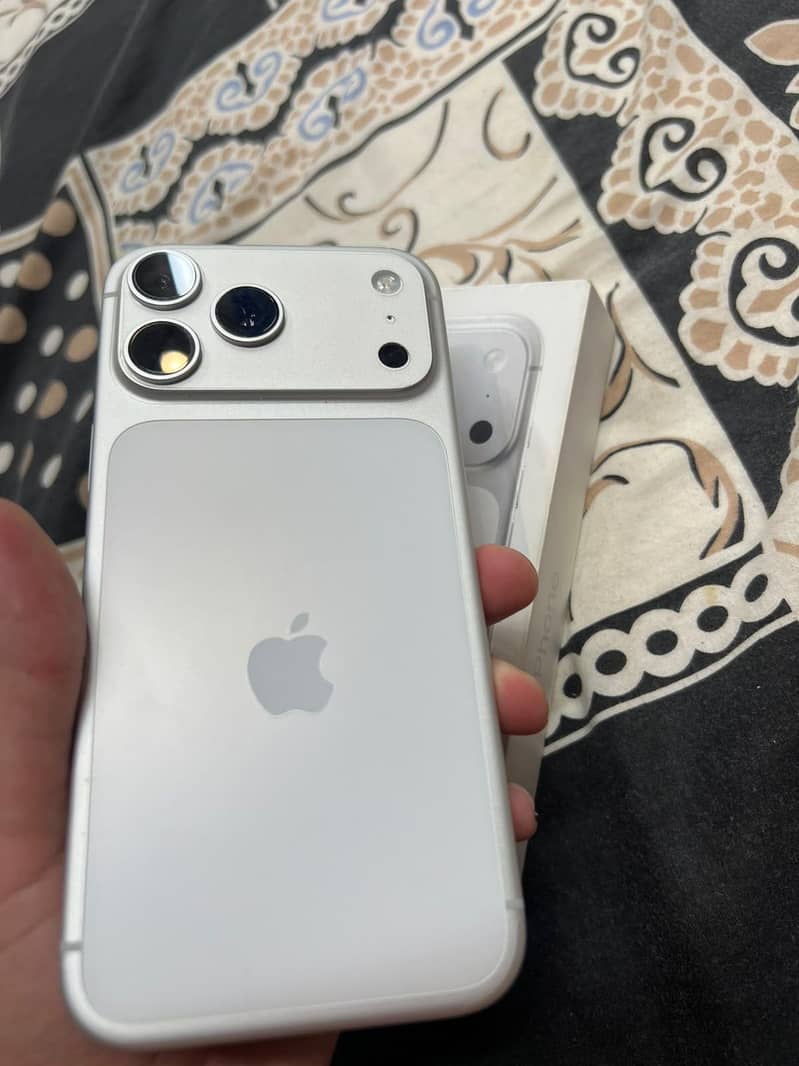 Apple iPhone 17 Pro Max 0