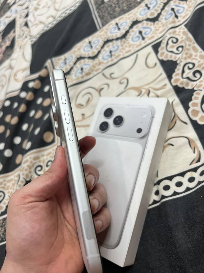 Apple iPhone 17 Pro Max 4