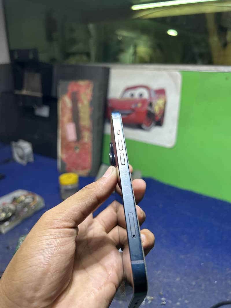 Apple iPhone 13 2
