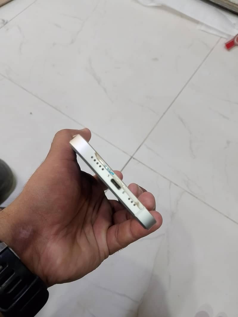 Apple iPhone 13 4