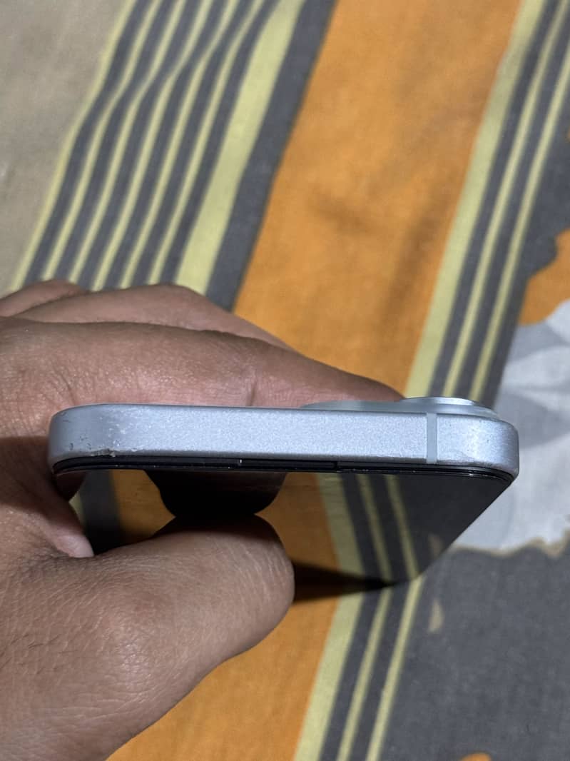 Apple iPhone 15 4