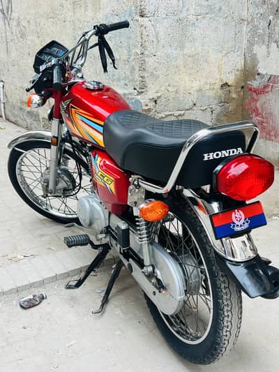 Honda 125 Red color
