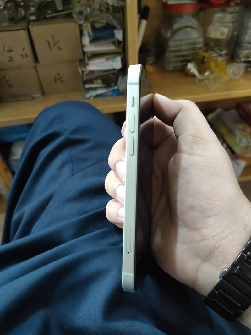 Apple iPhone 12 4