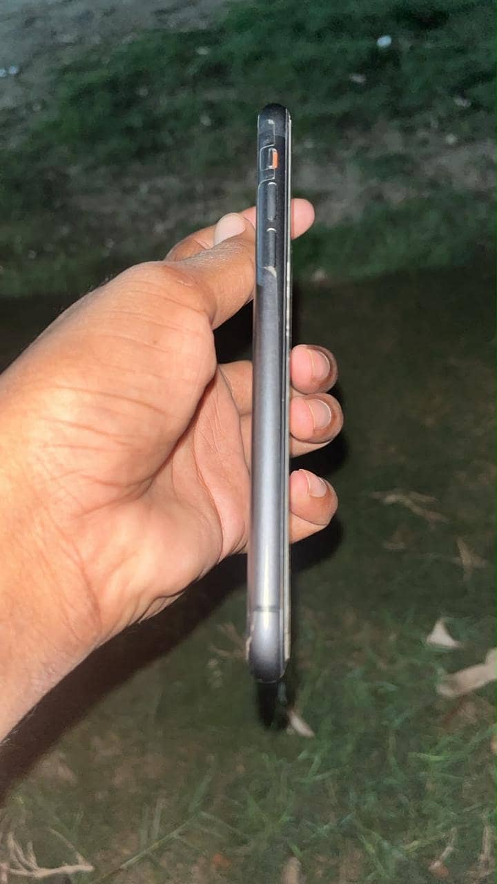 Apple iPhone 11 3