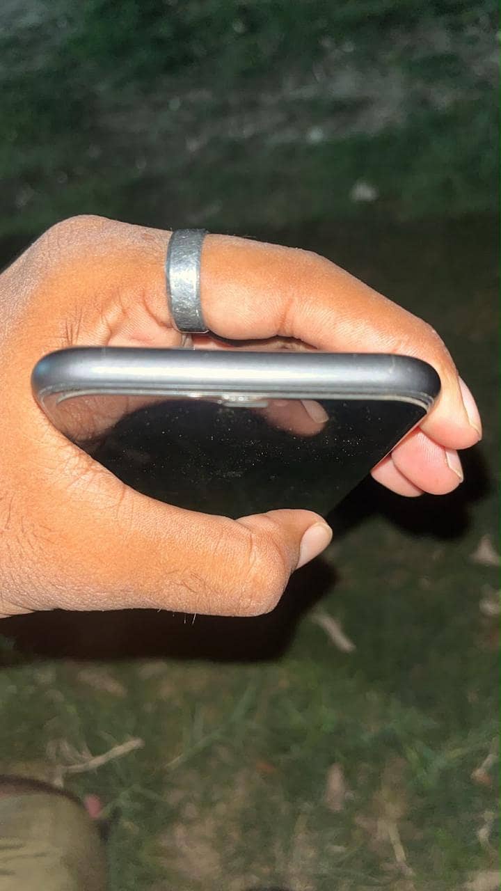 Apple iPhone 11 4