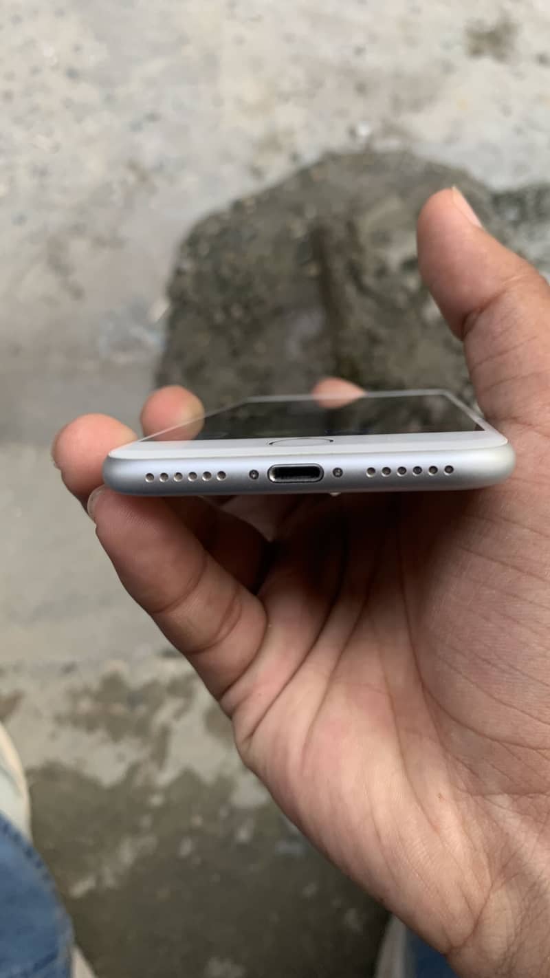 Apple iPhone 8 1