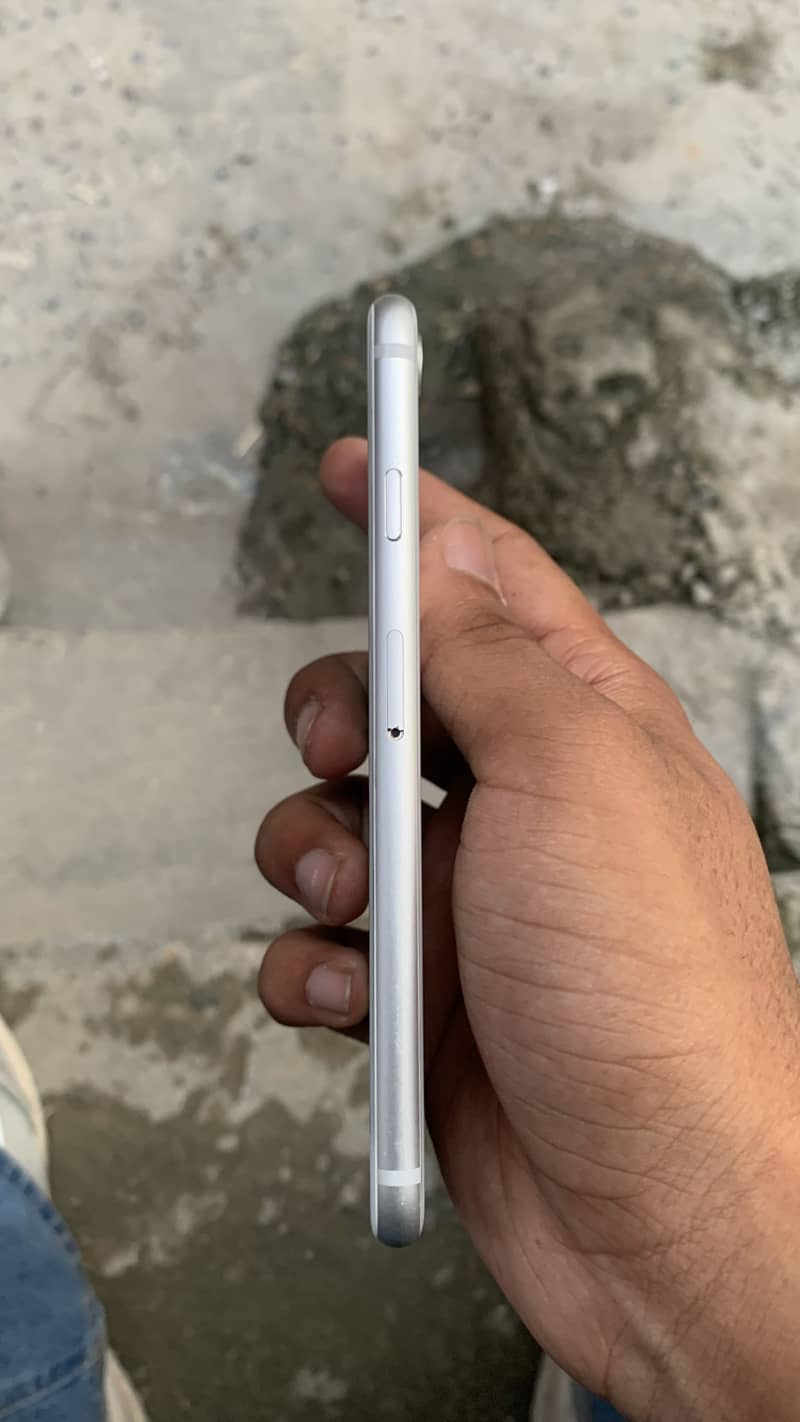 Apple iPhone 8 3