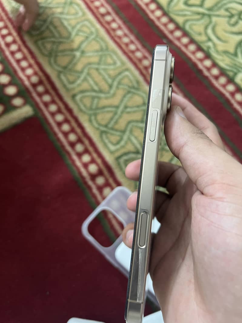 Apple iPhone 16 Pro Max 0