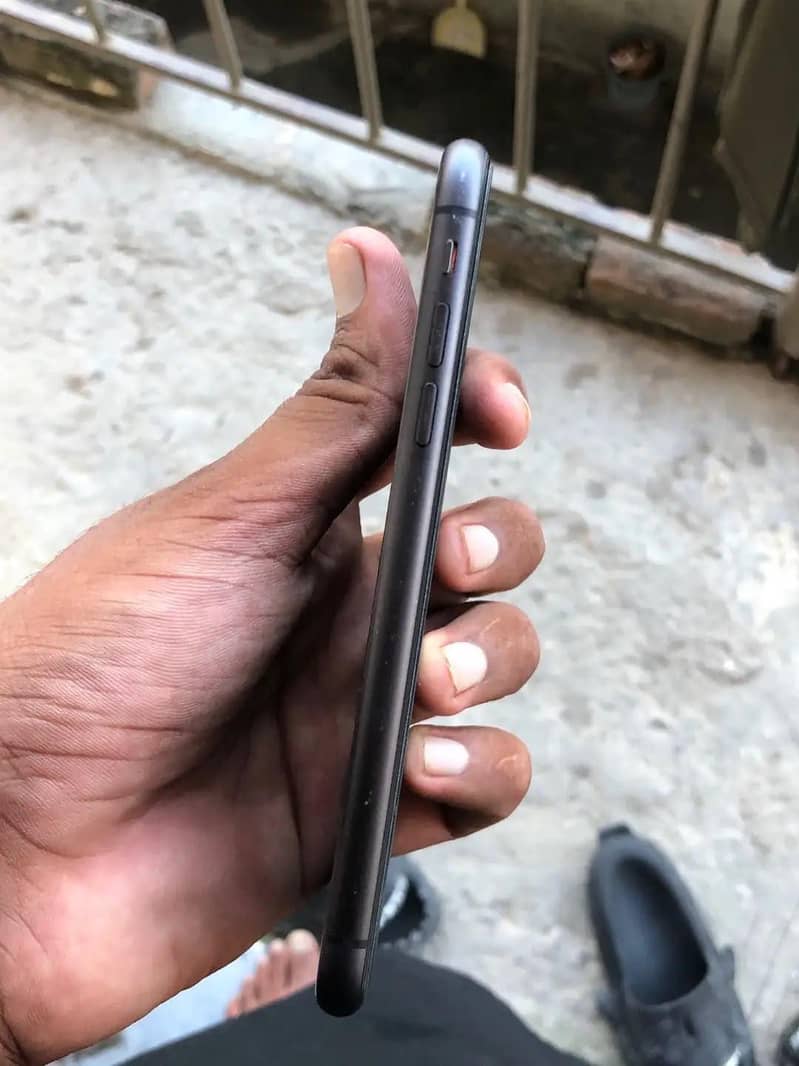 Apple iPhone 11 4
