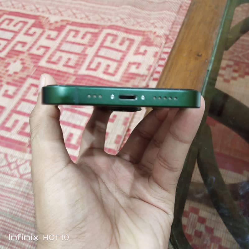 Apple iPhone 13 4